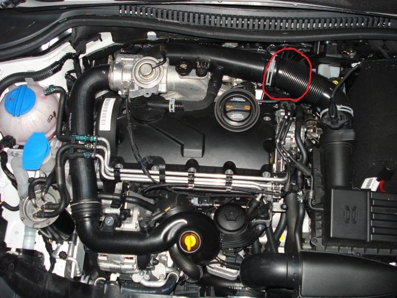 Durite abimée par cache moteur : Problèmes Mécanique - Forum Audi
